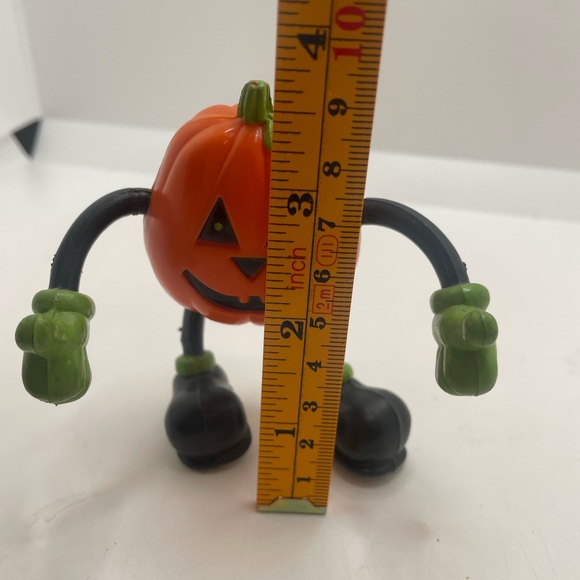 VINTAGE FUN WORLD HALLOWEEN PUMPKIN FIGURE BENDABLE ARMS LEGS 4" TALL Toy. - Picture 8 of 8